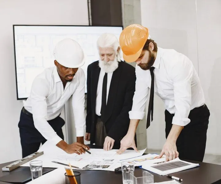 Ingenieros escribiendo en hojas