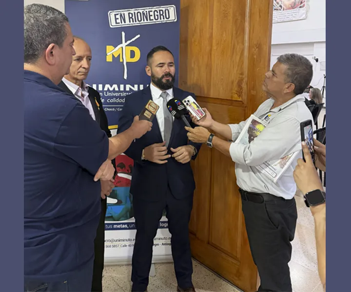 En el marco del evento, el rector de UNIMINUTO Antioquia - Chocó, Fáber Andrés Alzate Ortiz, sostuvo una rueda de prensa con medios de comunicación como El Periódico de Rio Negro y El Periódico de Colombia más positiva. Durante el encuentro, el Rector compartió la apuesta institucional de la universidad en el Oriente antioqueño, reafirmando el compromiso de seguir llevando educación de calidad, innovación y transformación social a más territorios.