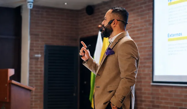 "Estamos construyendo una nueva visión que aumenta nuestro impacto con prestigio y calidad, manteniendo siempre el aprendizaje experiencial y profesores que inspiran desde el ejemplo", afirmó el Rector Álzate durante su intervención.