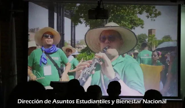 Proyección del microdocumental LATIR durante el evento de lanzamiento