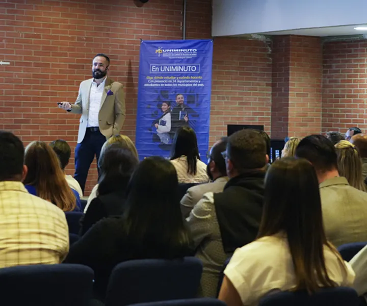 El Rector Faber Andrés Álzate Ortiz presentó una visión de impacto basada en la calidad, la sostenibilidad y el servicio, destacando el aumento del 8% en la nueva población estudiantil y la expansión a nuevos territorios.