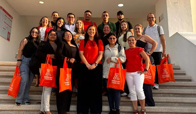 Estudiantes y docente experto en recorrido institucional