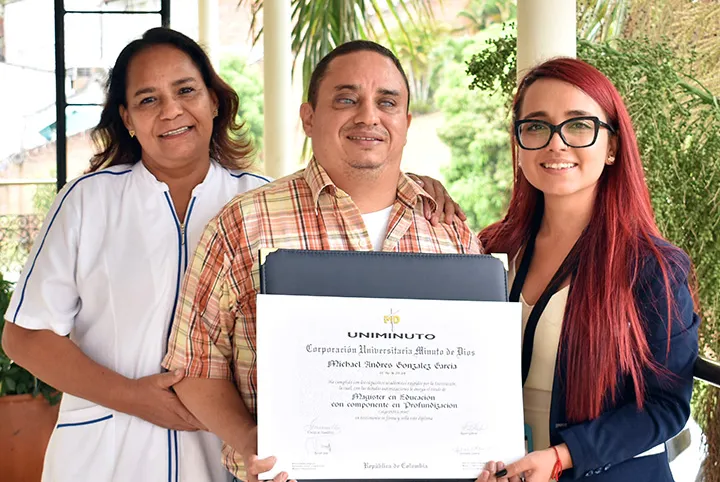primer diploma en braille bajo su programa de inclusión 