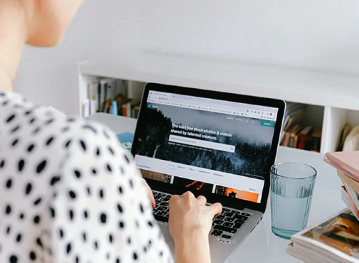 Mujer trabajando en un computador