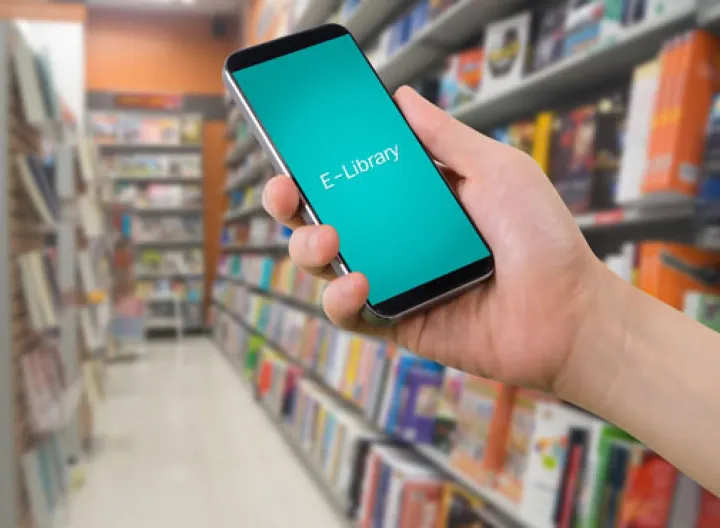 Hombre ingresando a biblioteca virtual en su celular