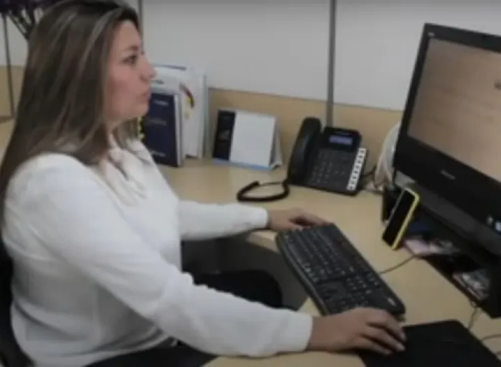 Subdirectora de Graduados en un computador