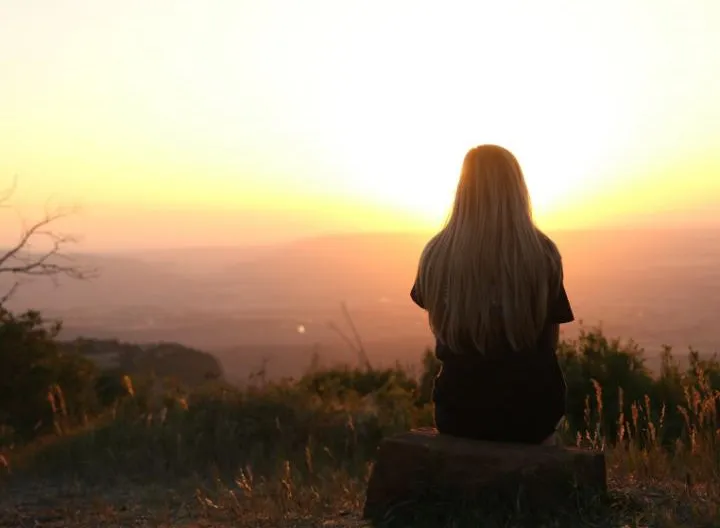 Mujer frente al atardecer