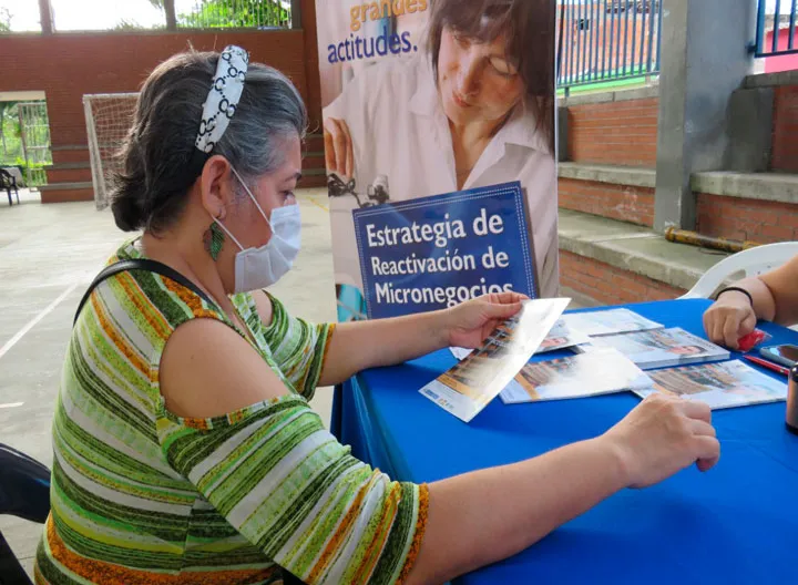 Imagen de persona recibiendo información 