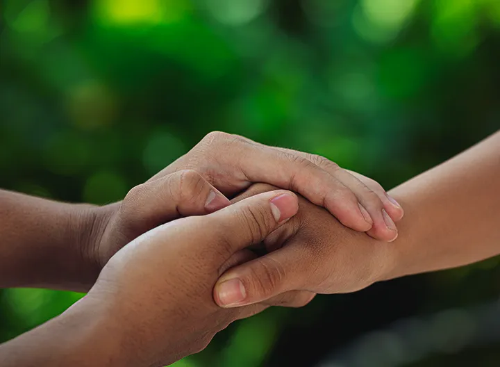 Manos ayudándose