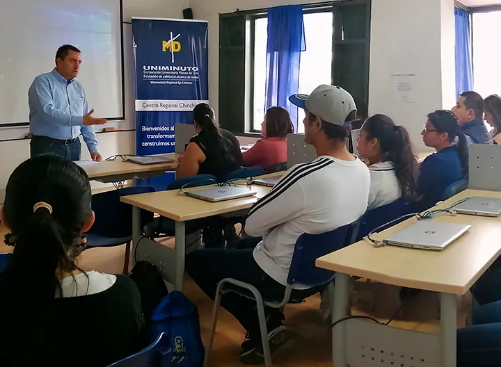 Presentación del Director del Centro regional frente a estudiantes.