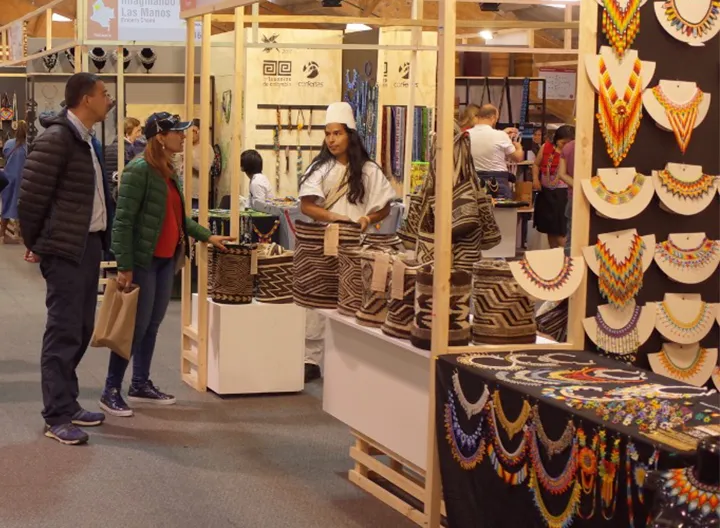 Exposición de artesanias en centro de convenciones