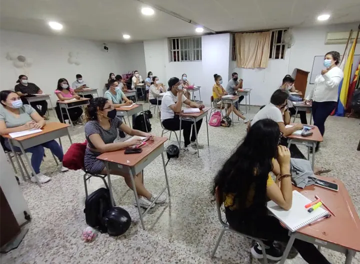 Estudiantes en aula de clase 