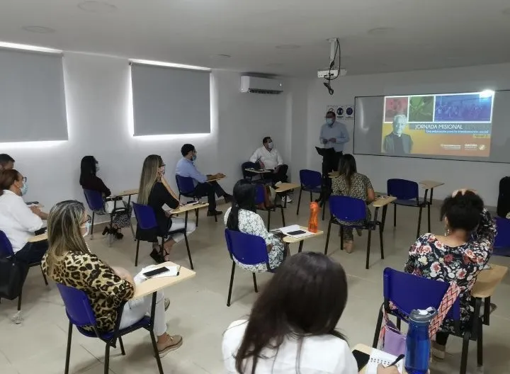 Grupo de personas recibiendo una charla 