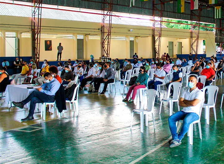 Imagen general de los asistentes al foro en el coliseo del campus rafael garcía herreros
