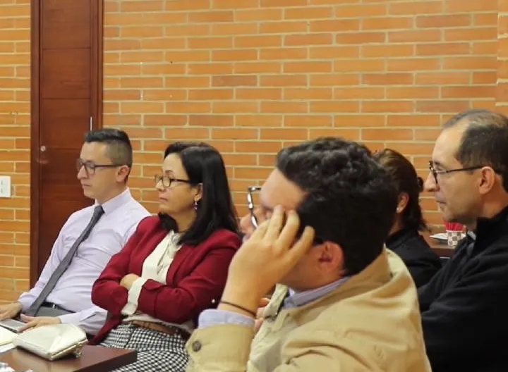 Personas en una Conferencia