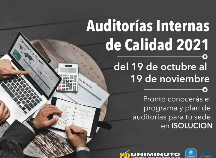 Persona analizando documentos