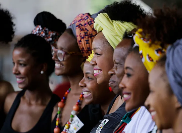 Fotografía de mujeres negras de perfil mostrando sus rasgos turbantes. UNIMINUTO Pereira