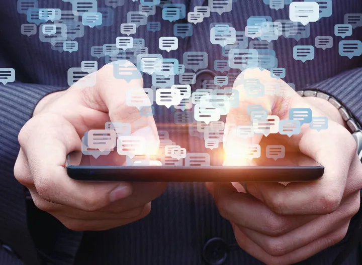 Hombre escribe en Tenemos que Hablar Colombia UNIMINUTO