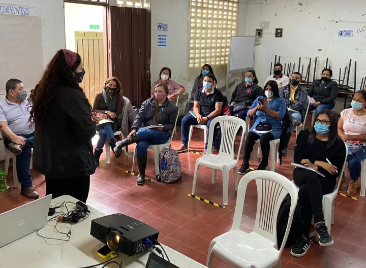 Grupo de personas recibiendo capacitación rural de buga con la orientación de UNIMINUTO Suroccidente