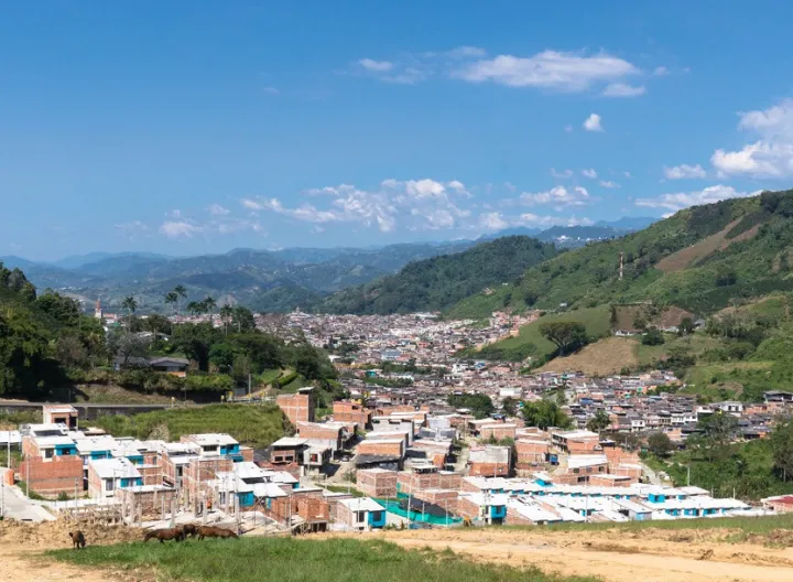 Vista aérea de Chinchiná, con las montañas de fondo