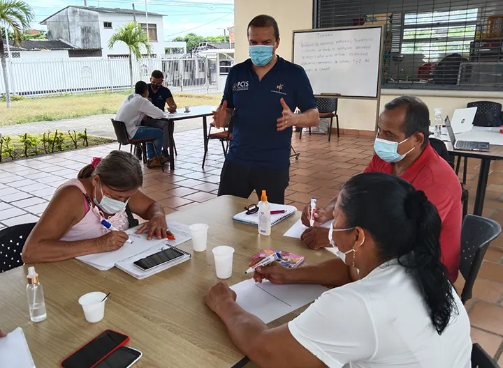 Grupo de cuatro personas participando del taller Ingeniero a tu Barrio la iniciativa que está cambiando vidas 