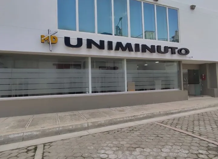 Fachada oficina con letrero que dice UNIMINUTO
