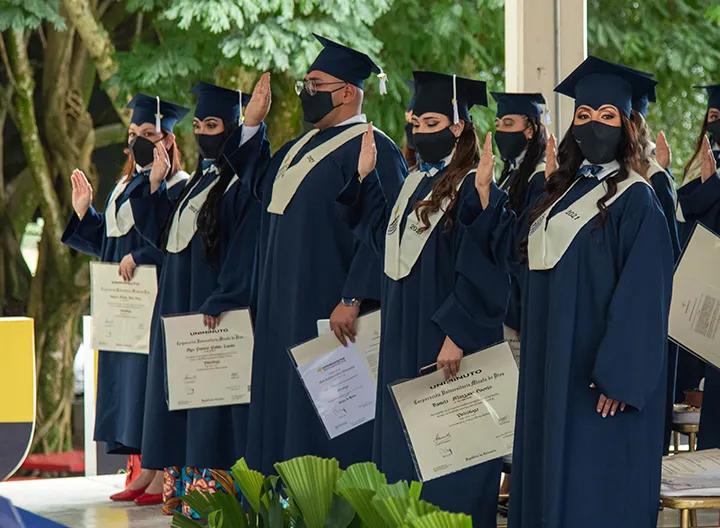 Graduandos realizando su promesa profesional en ceremonia en UNIMINUTO Pereira