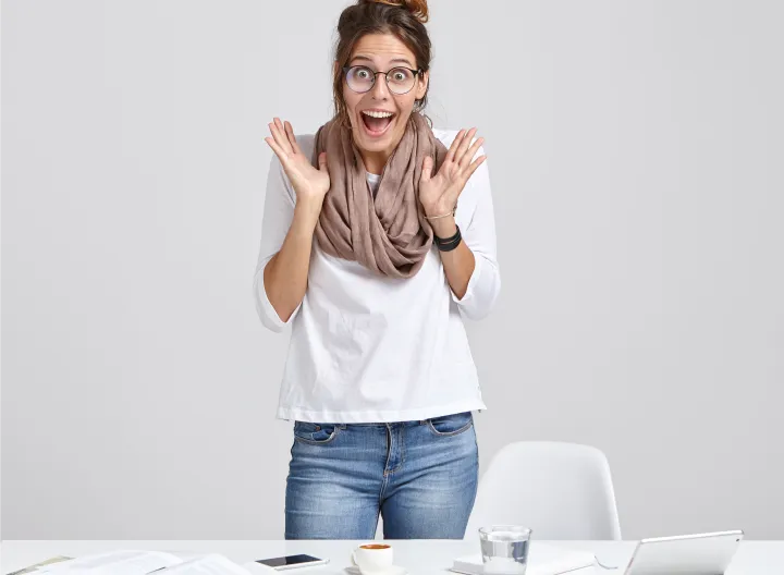 persona en escritorio 