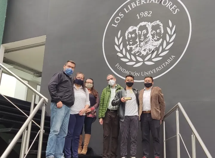 Foto de Briam Hernández mostrando el premio obtenido.