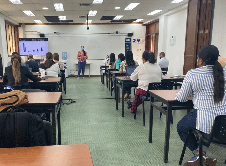 Grupos de personas reunidas en la Jornada de Calidad de Planeación de UIMINUTO Soroccdente