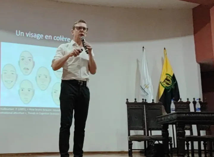 Hombre dictando conferencia  