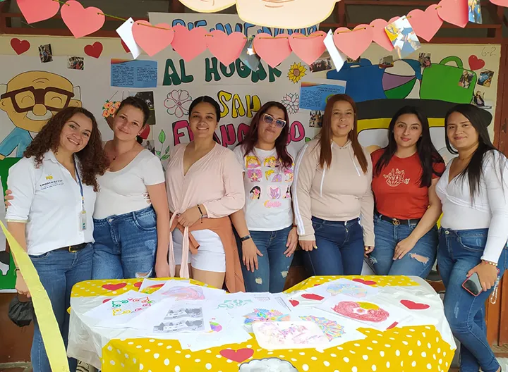 Estudiantes de pie en feria académica 