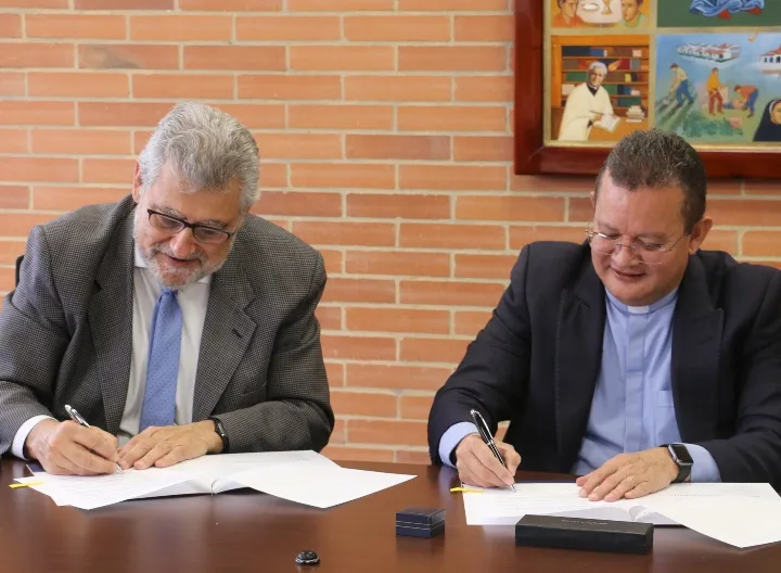 Foto del padre Harold Castilla Devoz, rector de UNIMINUTO y José Antonio Mayoral, presidente de Campus Iberus