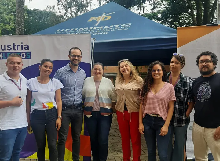 Colaboradores de UNIMINUTO y representantes del Valle del Software en feria de emprendimiento