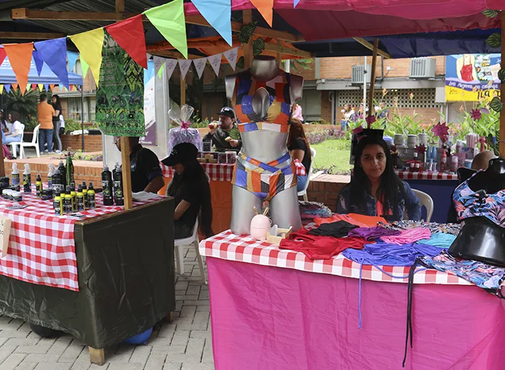 Emprendedoras vendiendo sus productos en la feria