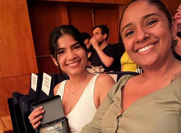 Leidy Campillo Arango y Cindy Campillo Arango hermanas egresadas de UNIMINUTO que recibieron reconocimiento del Consulado de Colombia en España