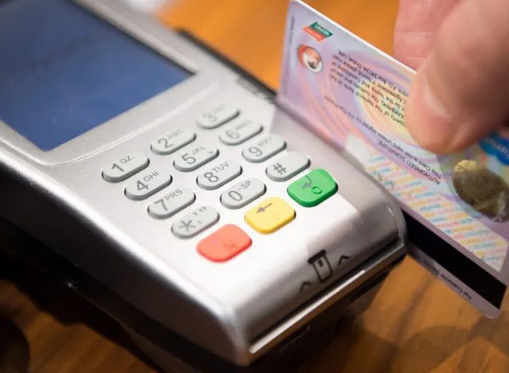 Tarjeta débito insertada en un datáfono
