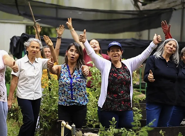 Mujeres pertenecientes a la red de familias en la huerta de UNIMINUTO 