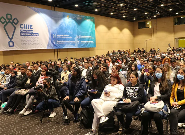 Asistentes auditorio Colsubsidio el Cubo 