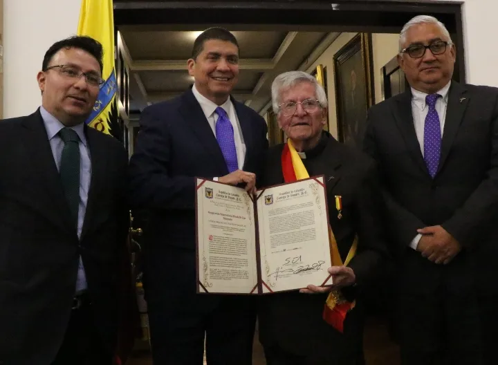 Padre Diego Jaramillo con miembros del concejo de Bogotá y Dr. Jefferson Arias, rector UNIMINUTO Bogotá
