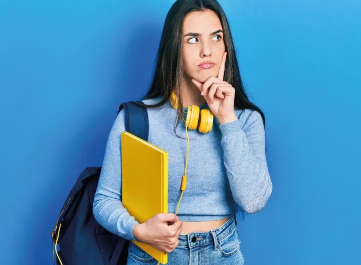 Estudiante pensativa