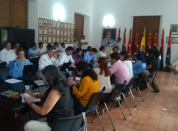 Miembros del gobierno y representantes de universidades de la región 