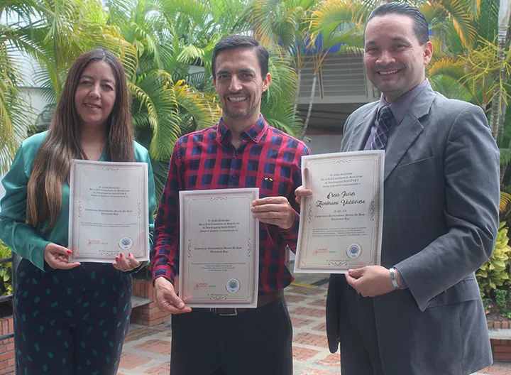 Directivos recibiendo reconocimiento 