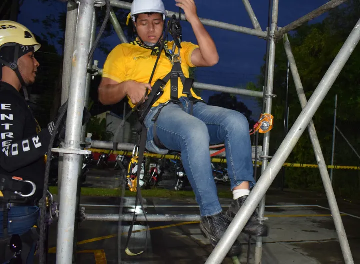 Hombre con arnés escalando