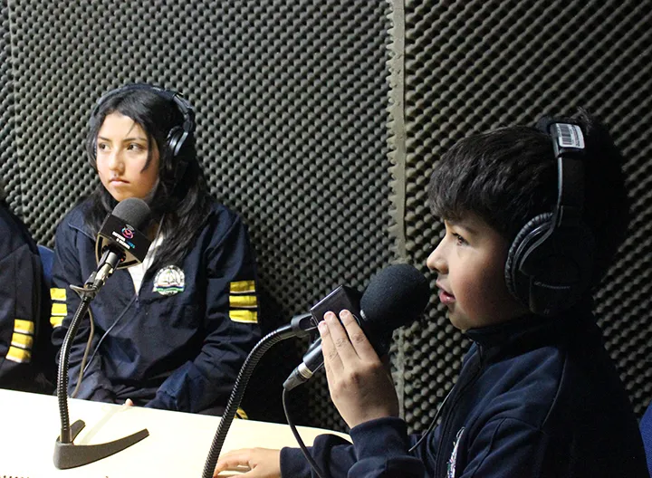 Ejercicio radiofónico de estudiantes de IEDR “el altico” en UNIMINUTO Zipaquirá 