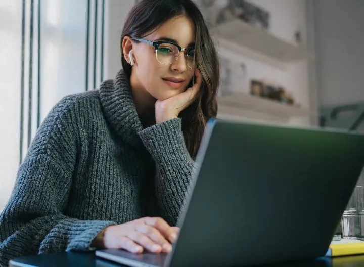 mujer con computador