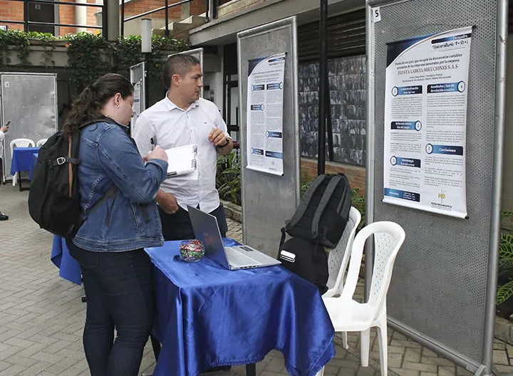 Estudiante exponiendo 