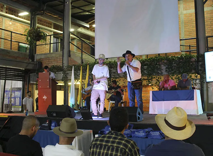 Estudiantes de UNIMINUTO trovando en el Festival Universitario de Trova