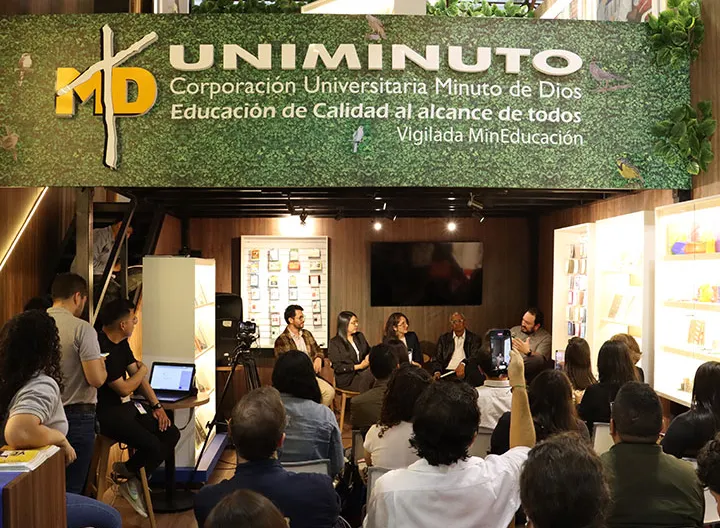 dsk-lanzamiento-de-publicacion-en-el-stand-de-uniminuto.jpg 