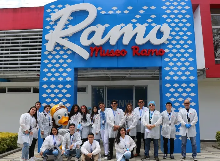 Estudiantes de UNIMINUTO en instalaciones de Ramo